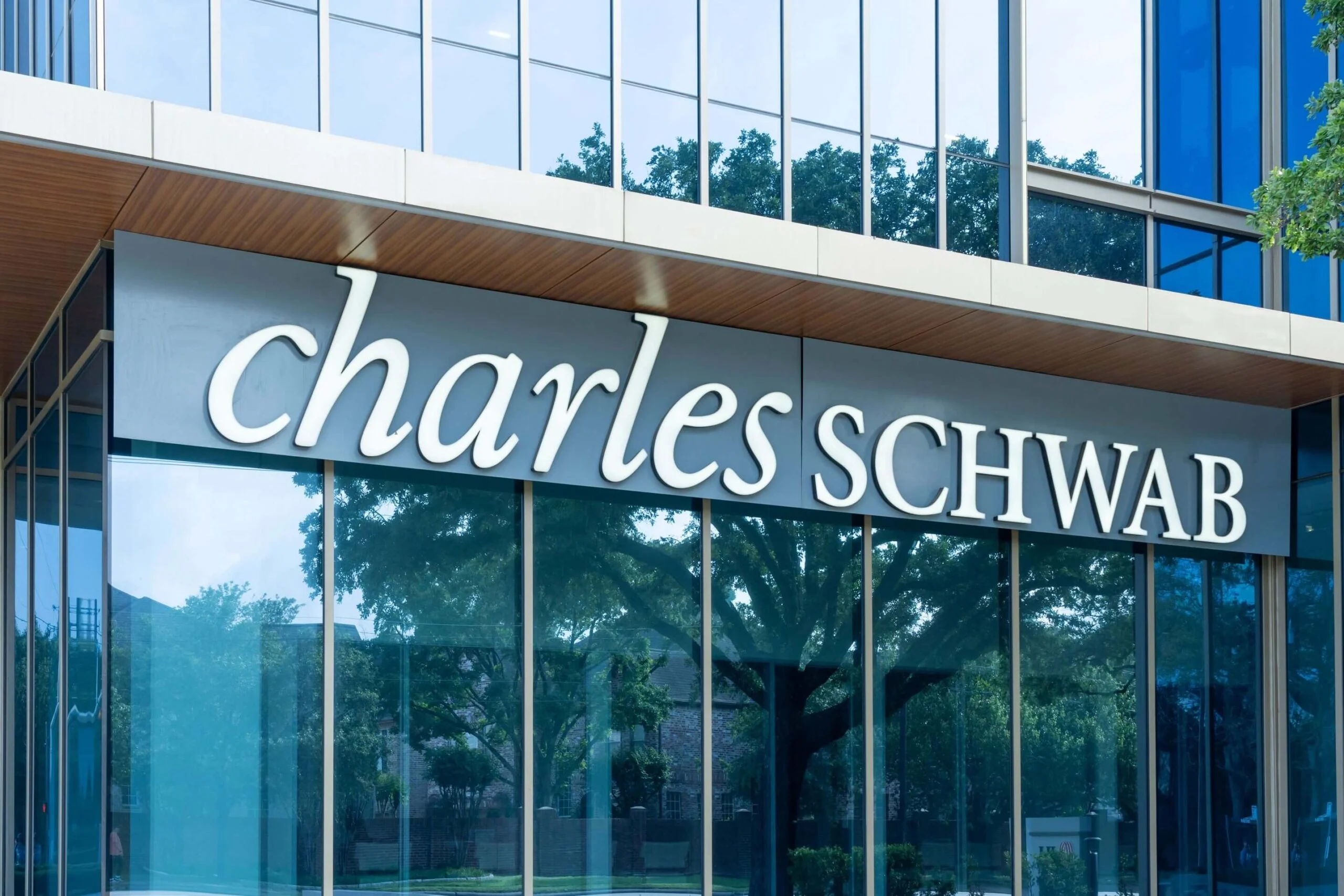 Schwab Crypto Launches Spot Bitcoin and Ethereum Trading in Phased Rollout